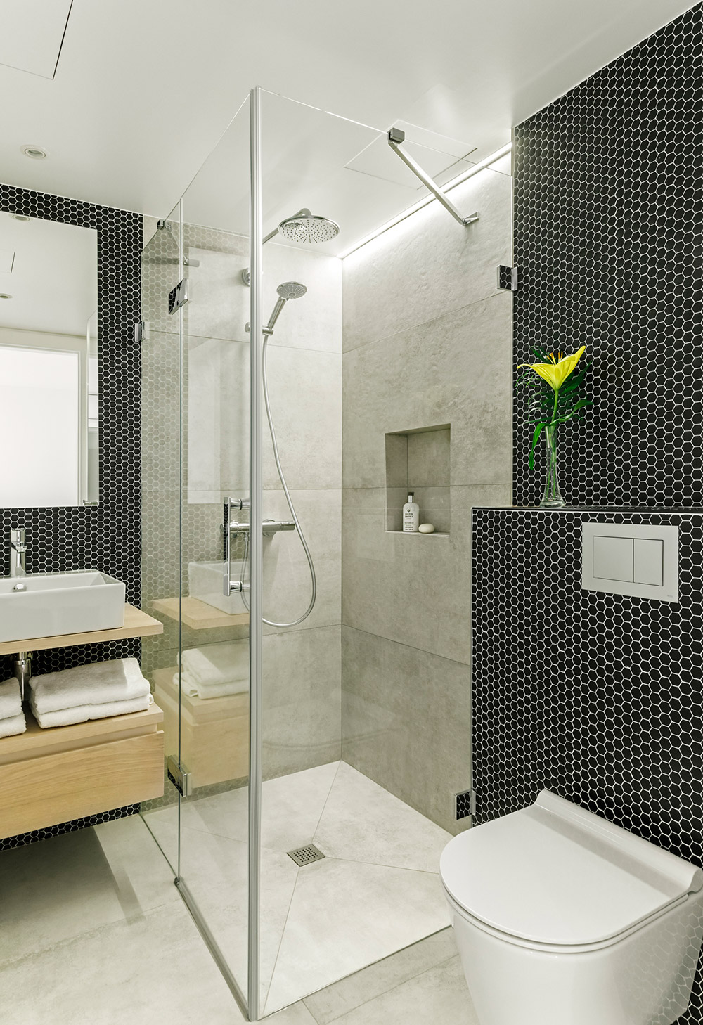 La Escala bathroom with black hexagonal mosaic tiles