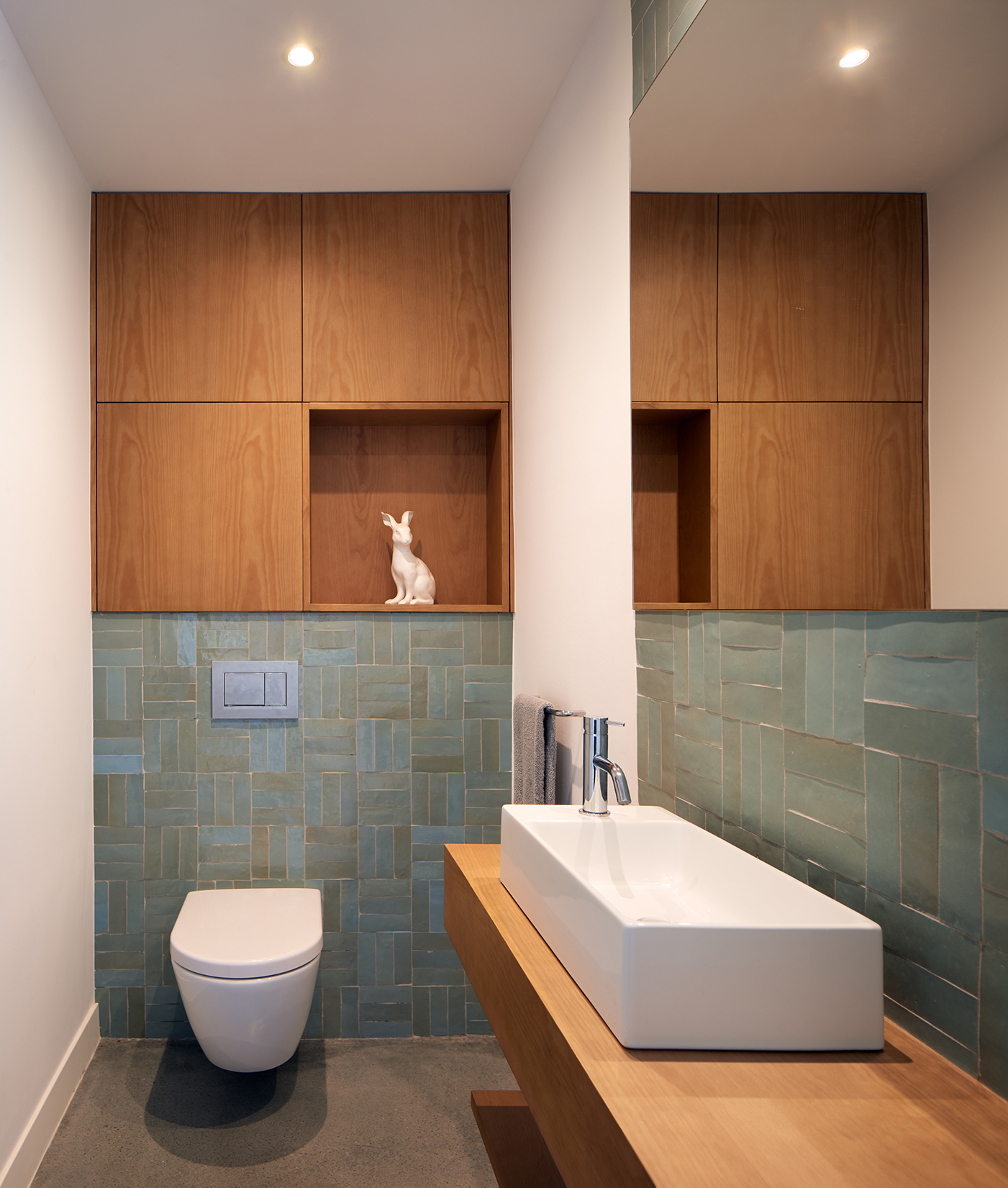 funky-guest-bathroom-design-zellige-tiles-wood-zest-architecture