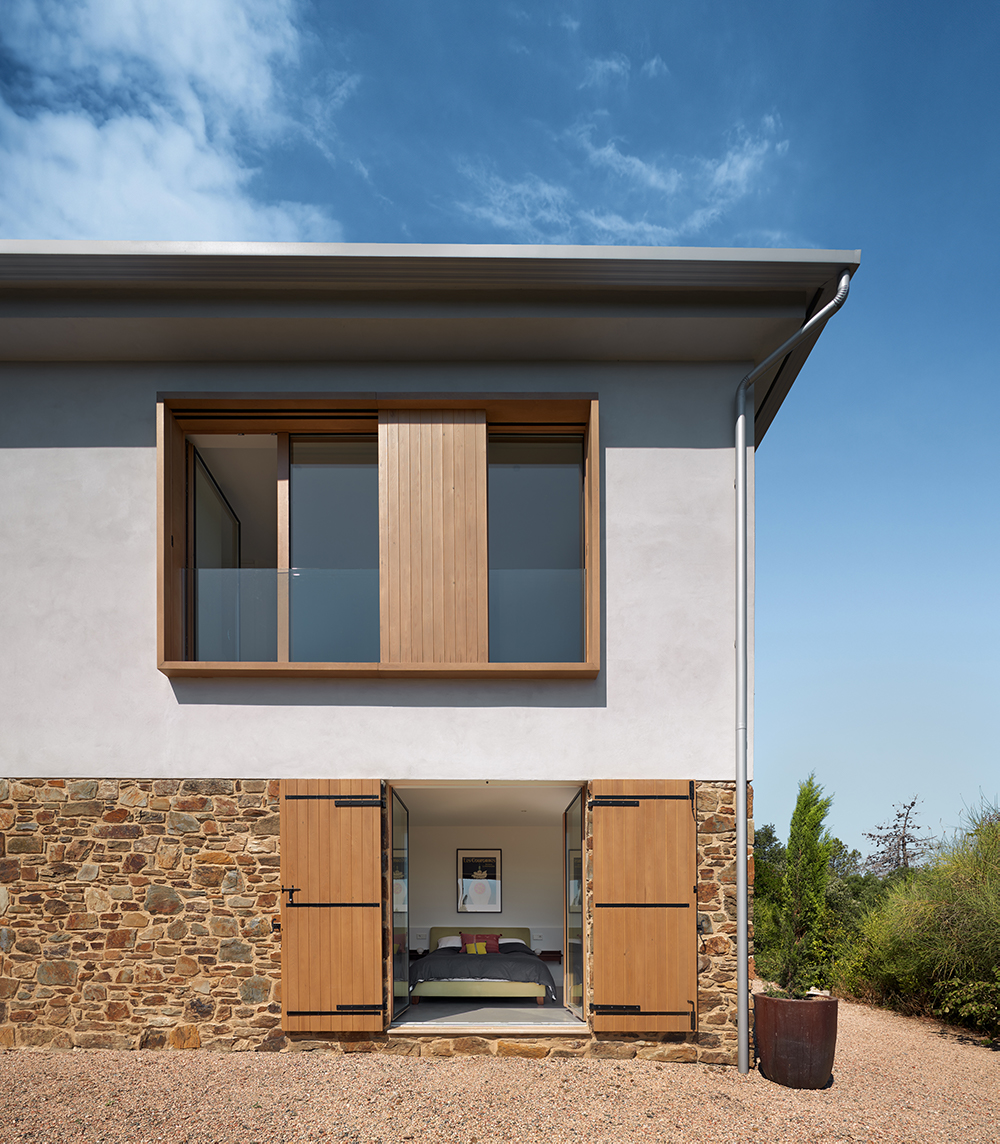 stone-wood-platser-facade-luxury-renovation-project-zest-architecture