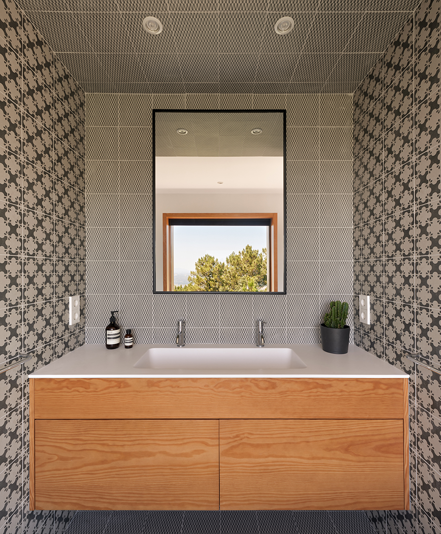 luxury-interiors-compact-bathroom-design-zest-architecture